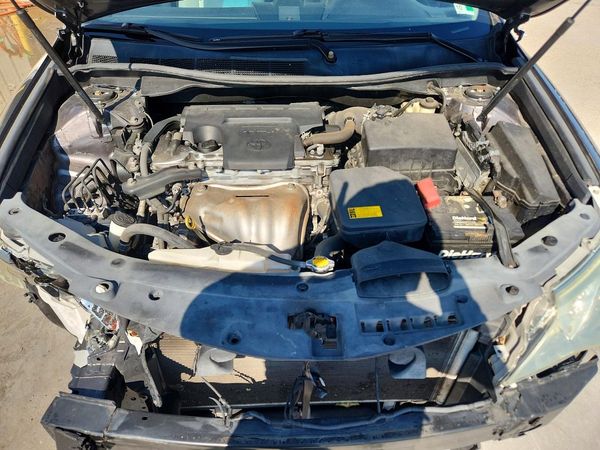 2014 TOYOTA CAMRY — Engine bay