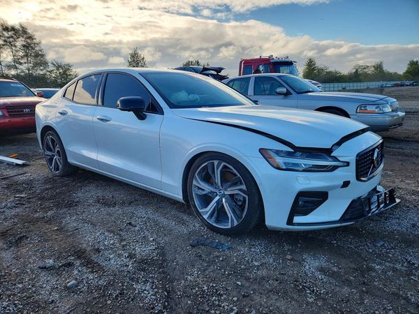 2024 VOLVO S60 Plus Dark — Passenger 3/4