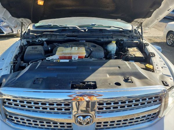 2016 RAM 1500 Laramie — Engine bay
