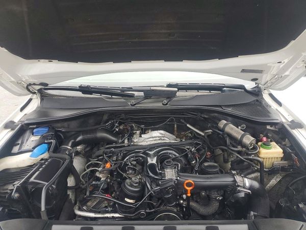 2014 AUDI Q7 Premium Plus — Engine bay