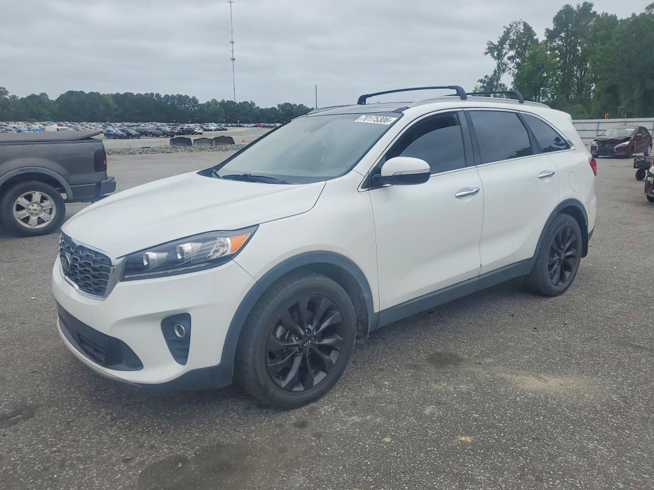 2020 KIA SORENTO EX, S — Front 3/4