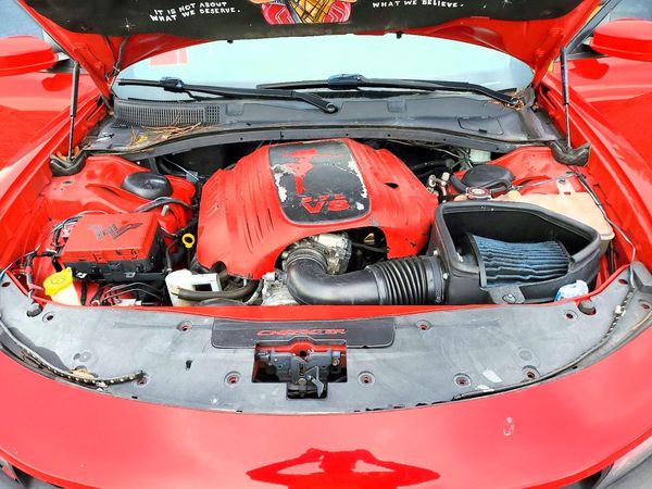 2017 DODGE CHARGER R/T — Engine bay