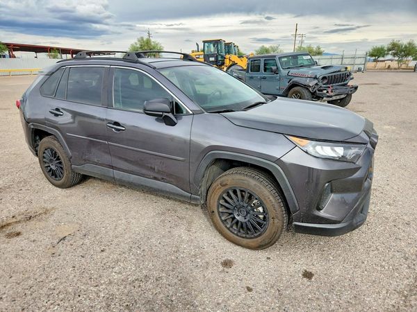 2019 TOYOTA RAV4 LE — Passenger 3/4