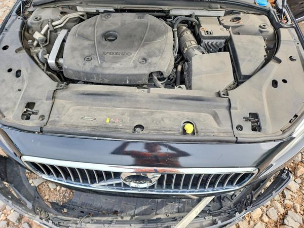 2020 VOLVO S90 Inscription — Engine bay