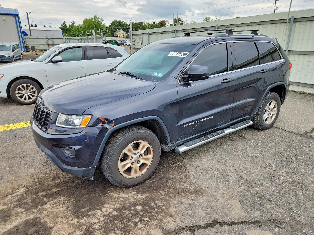 2015 JEEP GRAND CHEROKEE Laredo — Front 3/4