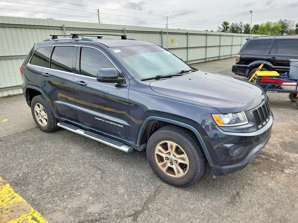 2015 JEEP GRAND CHEROKEE Laredo — Passenger 3/4