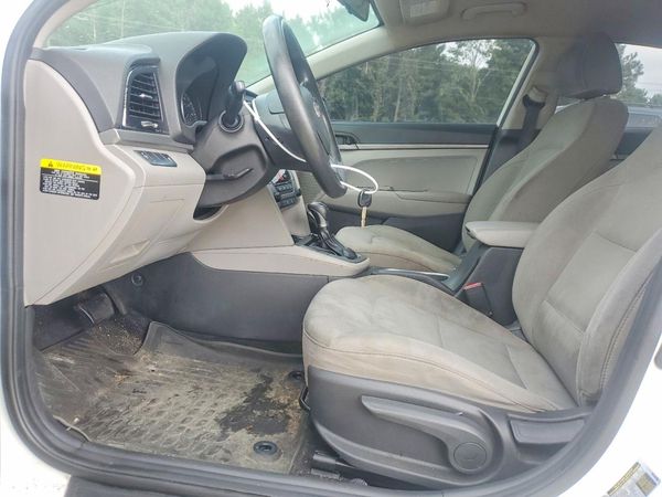 2017 HYUNDAI ELANTRA SE Base — DENT