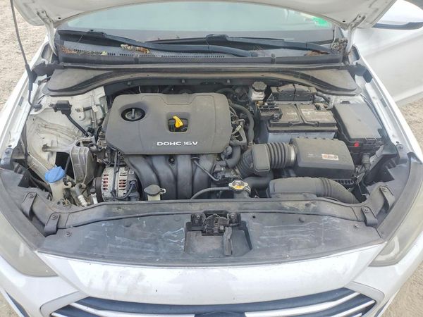 2017 HYUNDAI ELANTRA SE Base — Engine bay