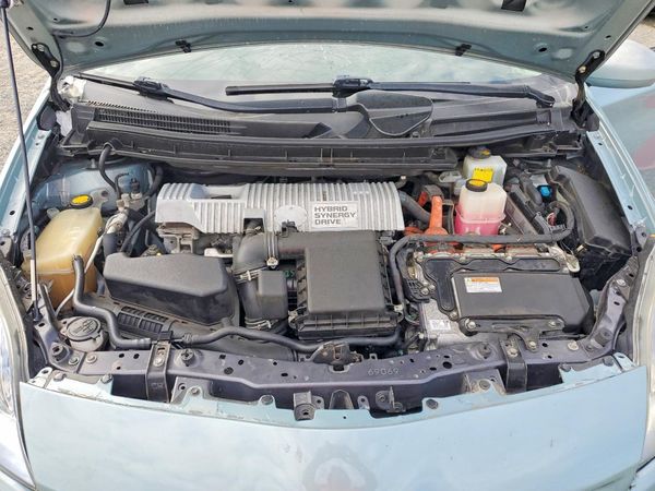 2013 TOYOTA PRIUS — Engine bay