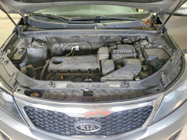 2013 KIA SORENTO Base / LX — Engine bay