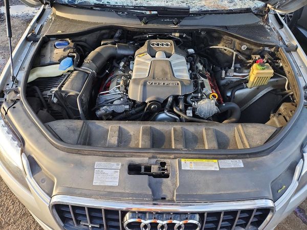 2015 AUDI Q7 Premium Plus — Engine bay