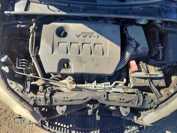 2014 TOYOTA COROLLA L/LE — Engine bay