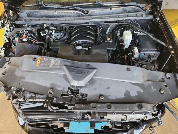 2019 CHEVROLET SILVERADO LT — Engine bay