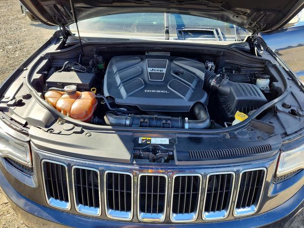 2014 JEEP CHEROKEE Limited — Engine bay