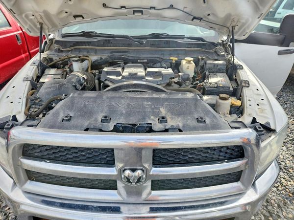 2016 RAM 3500 CREW CAB CHASSIS 4X4 — Engine bay