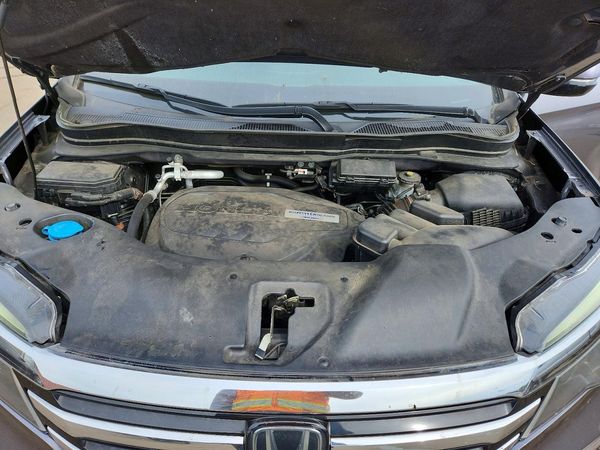 2017 HONDA PILOT TOURING — Engine bay