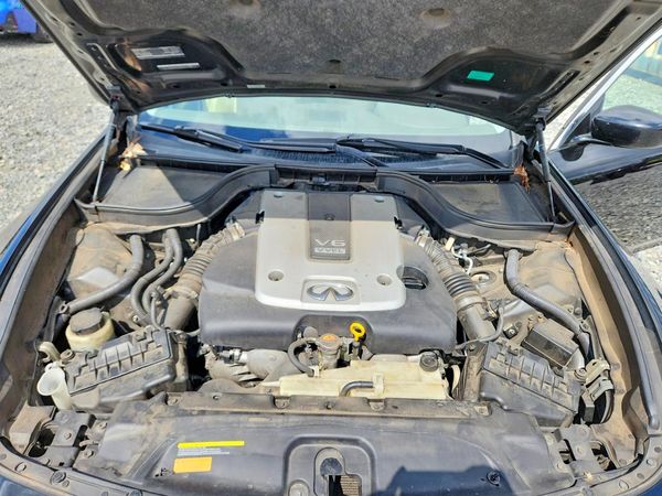 2013 INFINITI G37 — Engine bay