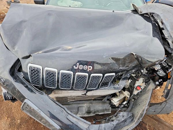 2019 JEEP CHEROKEE Latitude Plus — Engine bay