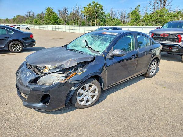 2013 MAZDA 3 SV/Base — Front 3/4
