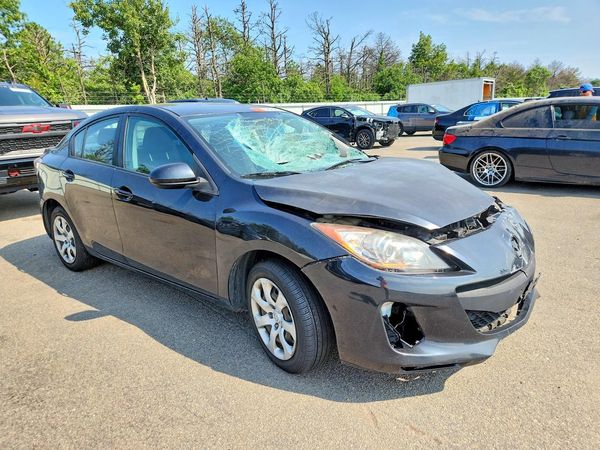 2013 MAZDA 3 SV/Base — Passenger 3/4