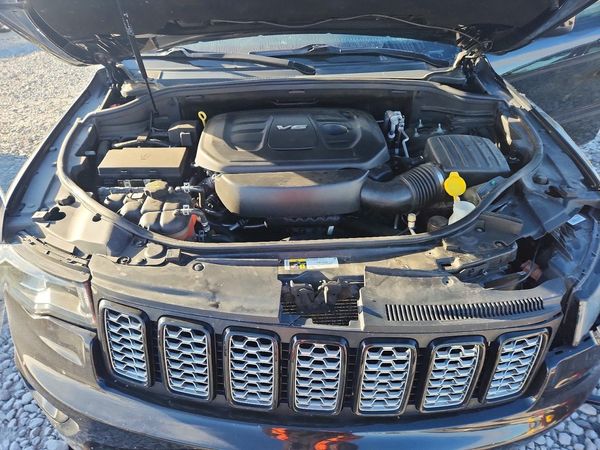 2017 JEEP GRAND CHEROKEE Laredo — Engine bay