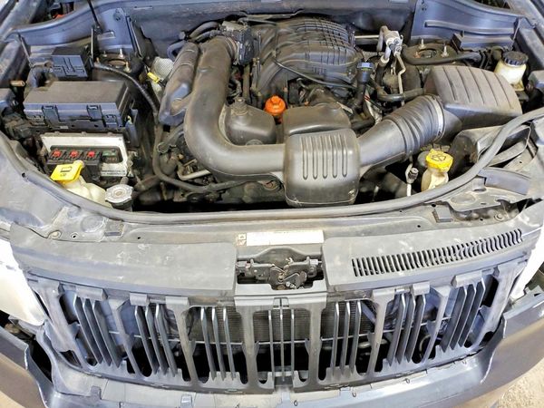 2013 JEEP CHEROKEE Laredo — Engine bay