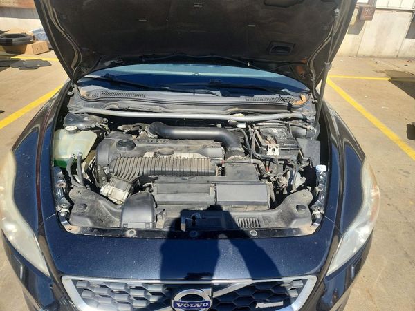 2012 VOLVO C30 — Engine bay