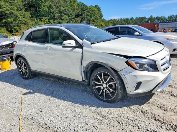 2015 MERCEDES-BENZ GLA GLA250 — Passenger 3/4