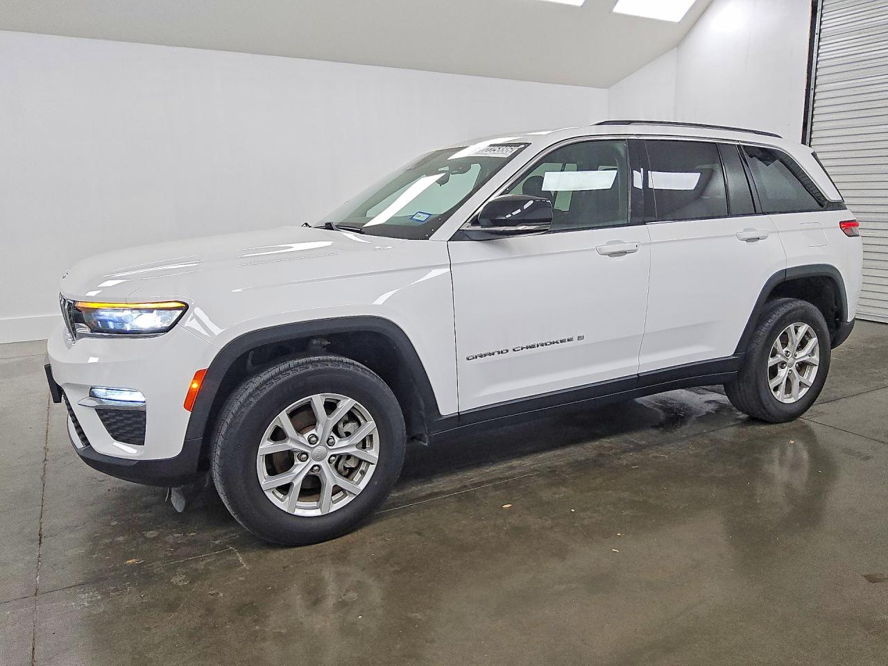 2023 JEEP GRAND CHEROKEE Limited — Front 3/4
