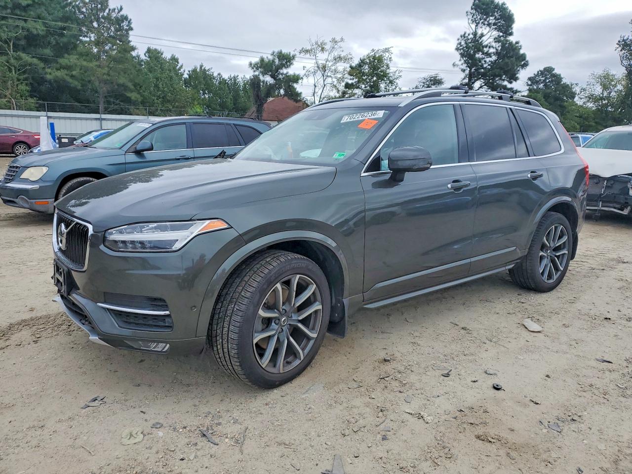 2018 VOLVO XC90 Momentum — Front 3/4