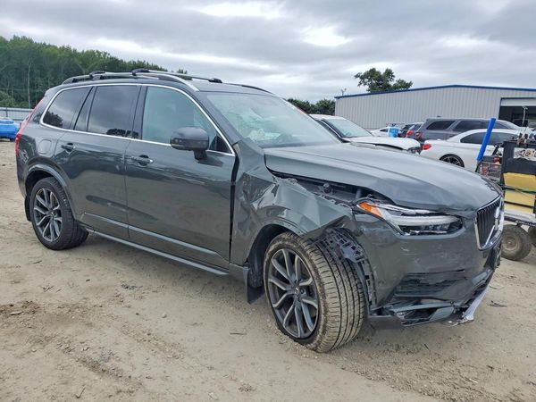 2018 VOLVO XC90 Momentum — Passenger 3/4