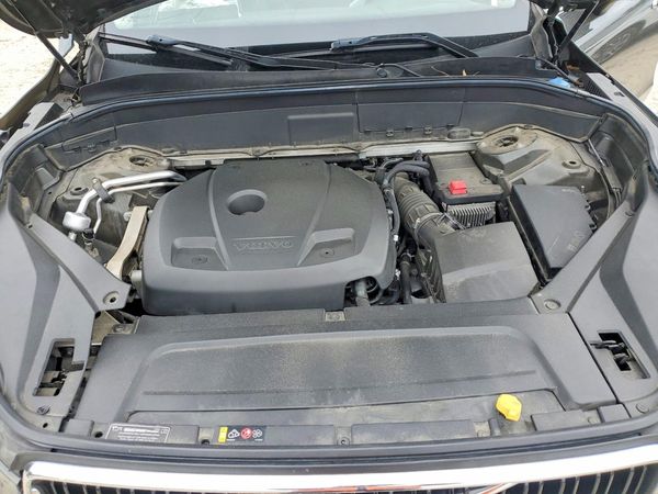 2018 VOLVO XC90 Momentum — Engine bay