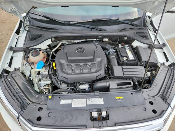 2020 VOLKSWAGEN PASSAT SE — Engine bay