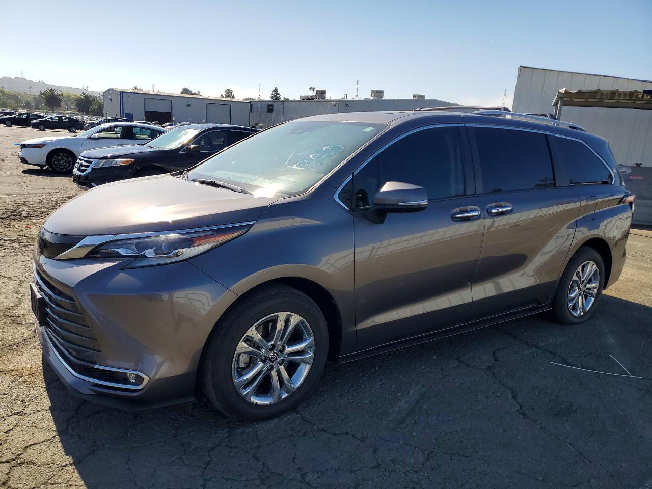 2022 TOYOTA SIENNA Platinum — Front 3/4