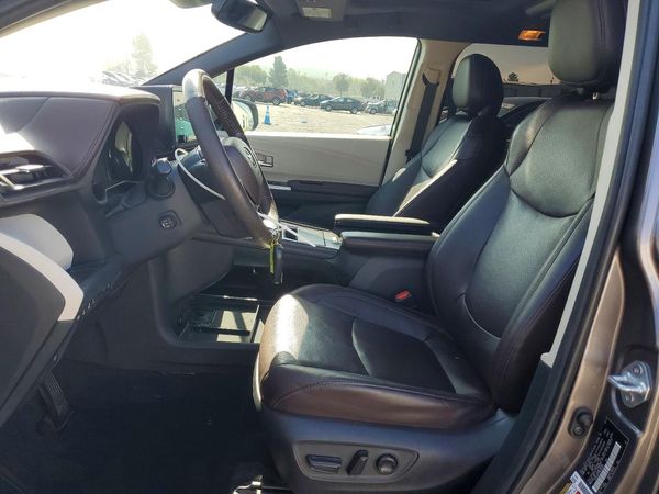 2022 TOYOTA SIENNA Platinum — DENT