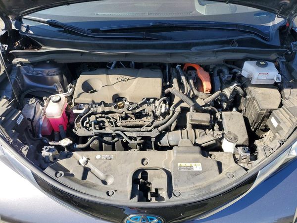 2022 TOYOTA SIENNA Platinum — Engine bay