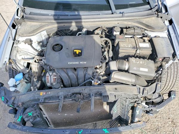 2017 HYUNDAI ELANTRA — Engine bay