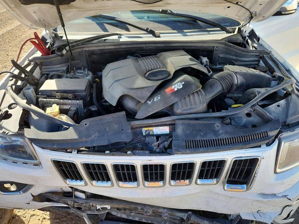 2015 JEEP CHEROKEE Limited — Engine bay