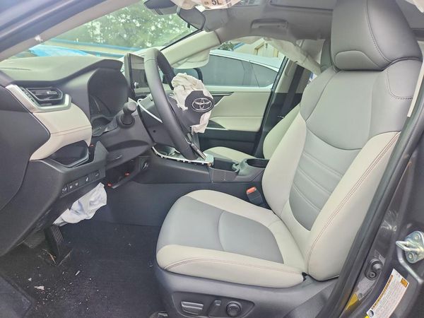 2025 TOYOTA RAV4 XLE Premium — DENT