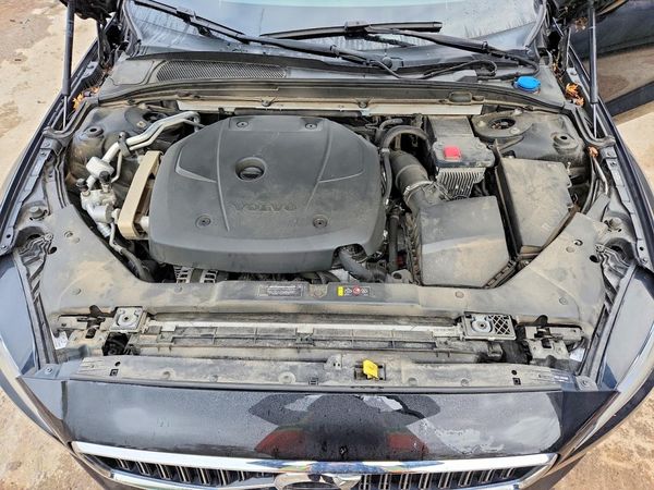 2019 VOLVO S60 Inscription — Engine bay