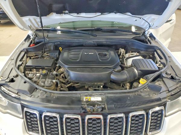 2020 JEEP GRAND CHEROKEE Laredo — Engine bay