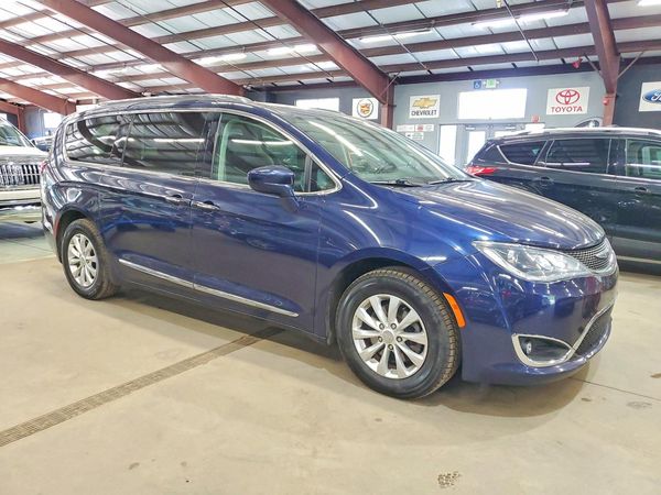 2019 CHRYSLER PACIFICA Touring L — Passenger 3/4