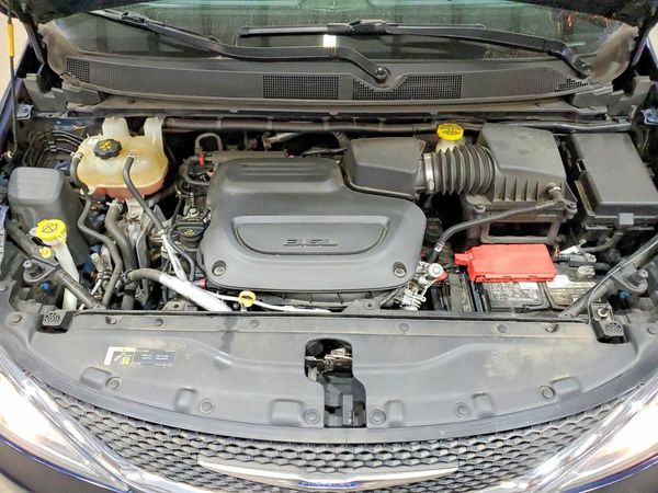 2019 CHRYSLER PACIFICA Touring L — Engine bay