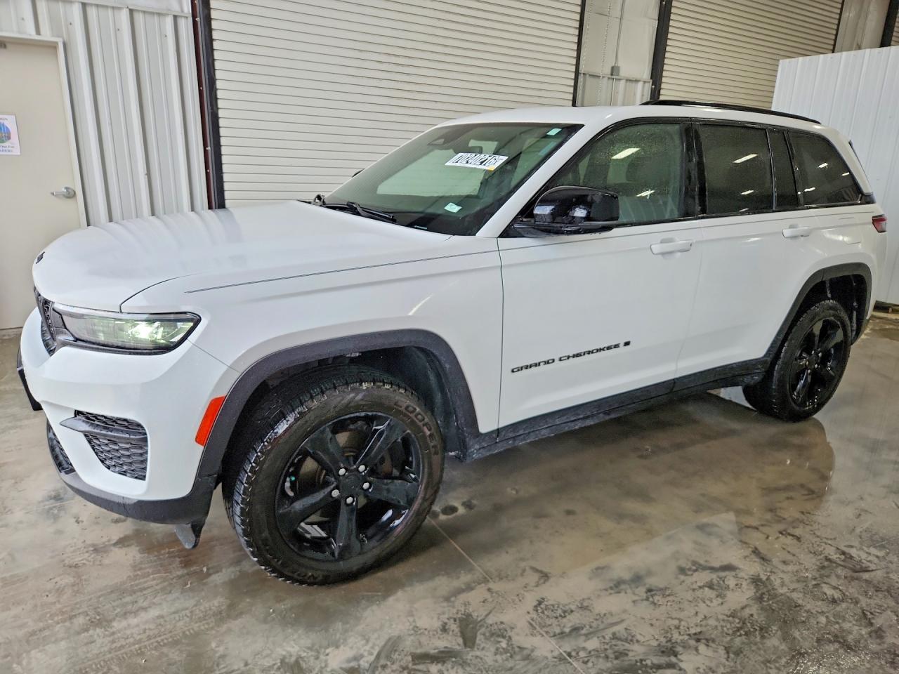 2023 JEEP GRAND CHEROKEE Laredo, Altitude — Front 3/4