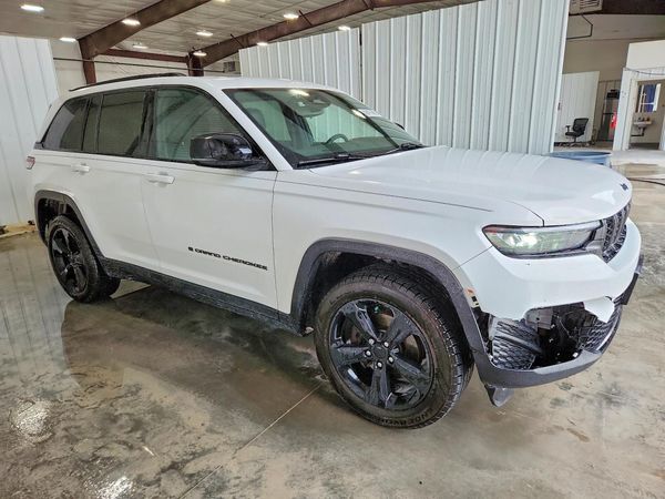 2023 JEEP GRAND CHEROKEE Laredo, Altitude — Passenger 3/4