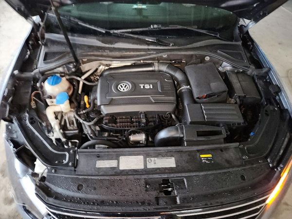 2017 VOLKSWAGEN PASSAT SE — Engine bay