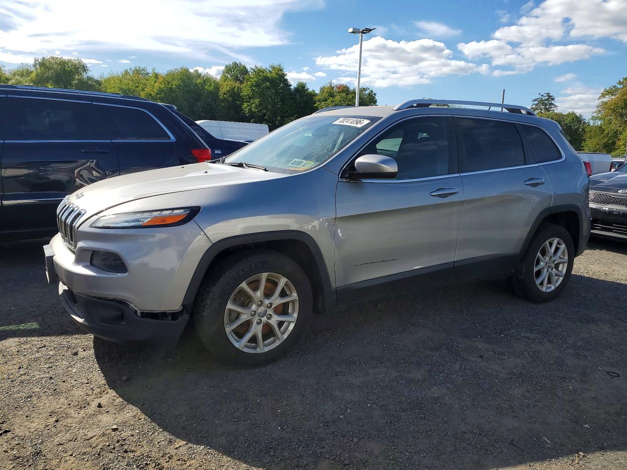2015 JEEP CHEROKEE Latitude — Front 3/4