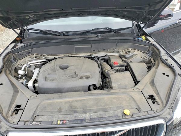 2018 VOLVO XC90 Momentum — Engine bay