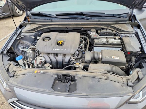 2018 HYUNDAI ELANTRA — Engine bay
