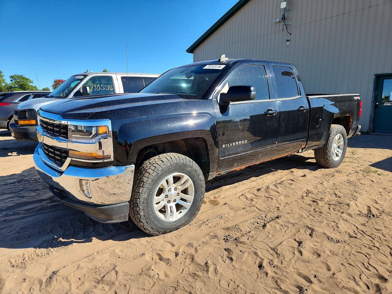 2017 CHEVROLET SILVERADO LT — Front 3/4
